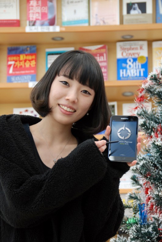 삼성전자는 인기 시간관리도구 '프랭클린플래너'를 '갤럭시노트'에 최적화한 '프랭클린플래너 액티비티노트'를 22일부터 '삼성앱스'에서 1년 동안 무료로 제공한다고 밝혔다. 모델이 갤럭시노트를 이용해 프랭클린플래너 액티비티노트를 소개하고 있다.