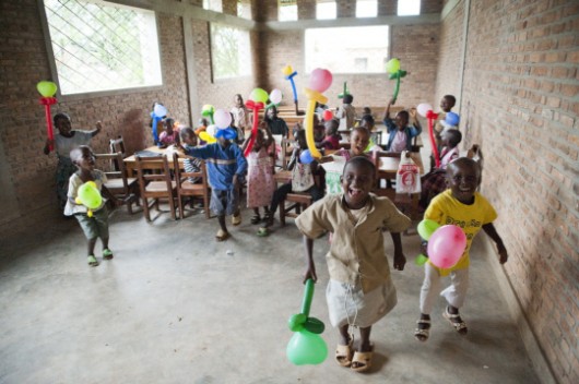 넥슨 사회봉사단 '넥슨 핸즈'가 22일 '넥슨 작은 책방' 50호점을 아프리카 부룬디에 개설해 사회공헌사업 영역을 해외로 넓혔다. 아프리카 부룬디 어린이들이 '넥슨 작은 책방'에서 즐거운 시간을 보내고 있다.