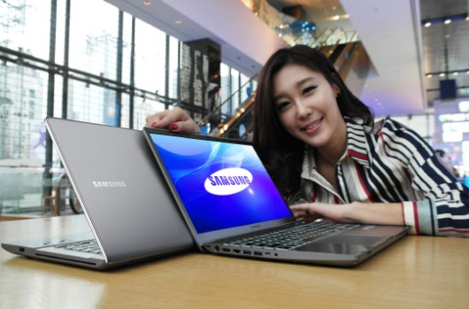삼성전자가 초고속 노트북 '시리즈7 크로노스'를 국내 시장에 출시한다고 29일 밝혔다. 서울 서초동 삼성전자 홍보관 딜라이트에서 모델이 '시리즈7 크로노스' 신제품을 선보이고 있다.
