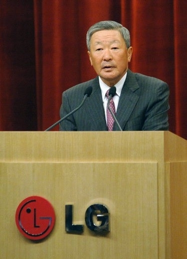 ▲ 구본무 LG그룹 회장이 2일 서울 여의도 LG트윈타워에서 개최된 '2012년 LG 새해인사모임'에서 신년사를 발표하고 있다.