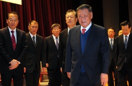 ▲ 현대차그룹은 2일 서울 양재동 본사에서 2012년 시무식을 열었다. 정몽구 현대차그룹 회장이 신년사를 마치고 퇴장하고 있다. 사진=박범준 기자