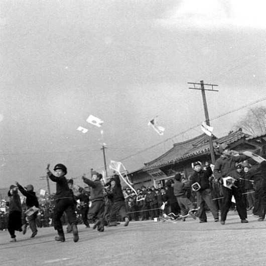 서울시가 주최하고 각 신문사 및 통신사가 후원한 '제1회 연날리기 대회'(1956년, CET0046915(06-1)