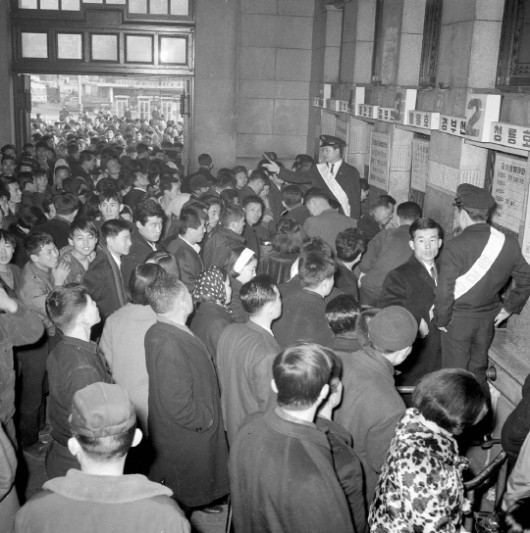 음력 설날을 맞아 고향을 찾기 위해 기차역 매표소를 가득채운 사람들의 모습(1968년, CET0096673)