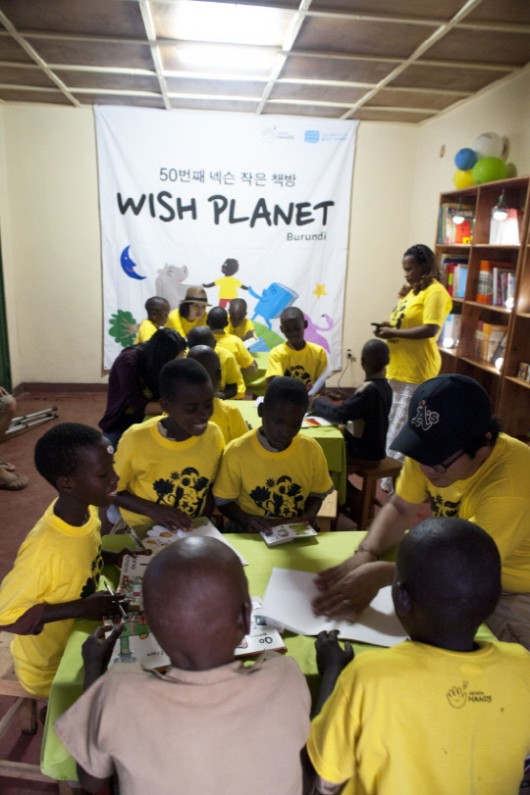 넥슨의 작은 책방은 지난해 12월 아프리카 부룬디에 50호점을 열면서 해외에 첫발을 내디뎠다. 각 지역사회의 어린이들에게 지식과 배움터를 제공하는 '넥슨 작은 책방' 사업은 2004년부터 시작돼 지난해 국내에 20곳을 개설하는 등 지속적으로 확대되고 있다.