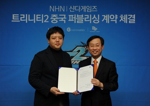 NHN 김상헌 대표이사(오른쪽)는 2일 경기 분당 본사에서 중국 최대 게임업체 샨다게임즈 전동해 부사장과 '트리니티2' 게임 현지 퍼블리싱 계약을 체결했다. 샨다게임즈는 '트리니티2' 게임을 중국 전역에 독점 배급한다.