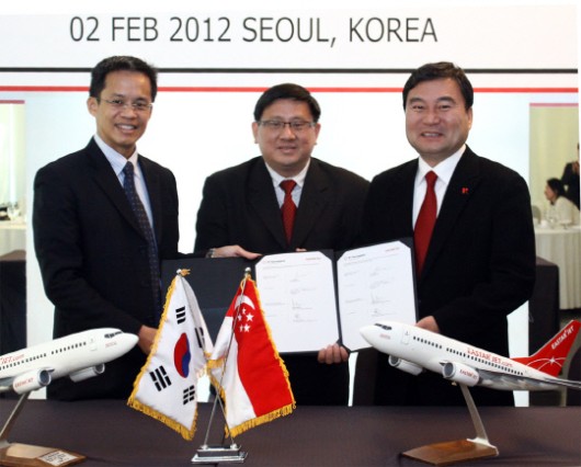 이상직 이스타항공 회장(오른쪽)이 2일 서울 외발산동 메이필드호텔에서 입 힌멩 STA 대표(왼쪽)와 업무협약을 체결한 후 피터 탄 주한 싱가포르 대사와 기념사진을 찍고 있다.