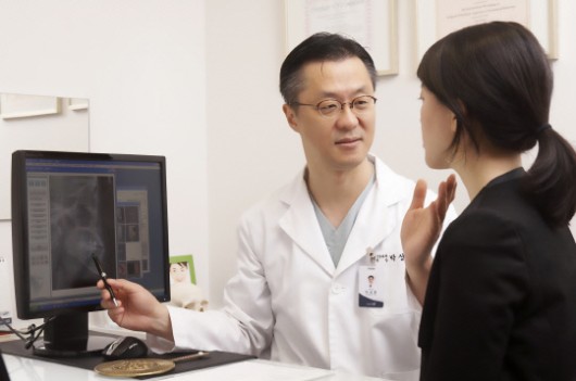 아이디병원 박상훈 원장(왼쪽)이 중국인 환자와 상담하고 있다.