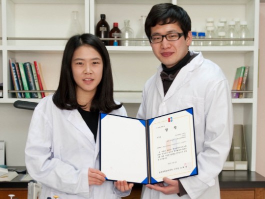한국과학창의재단의 학부연구프로그램에서 우수상을 수상한 동서대 에너지환경공학 전공 신덕균(오른쪽), 이다영 학생.