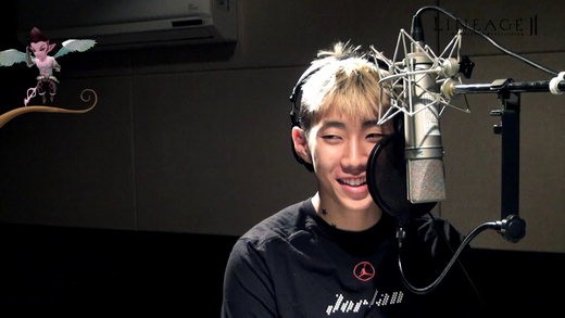 iHQ 소속 박재범이 리니지2의 '박재범 아가시온' 을 위한 목소리 녹음을 하고 있다.