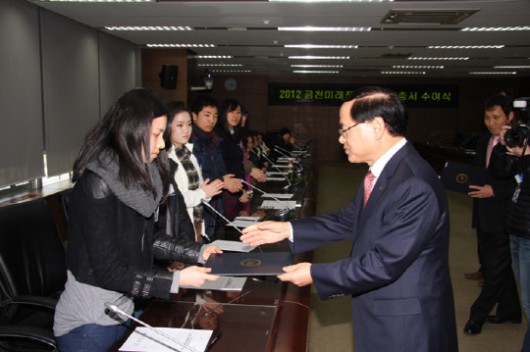 보험개발원은 지난달 29일 서울 금천구청에서 어려운 환경속에서도 성실히 학업에 임하고 있는 고교생들에게 장학금을 수여했다. 강영구 보험개발원장(앞줄 오른쪽)이 직접 학생들에게 장학증서를 전달하고 있다.