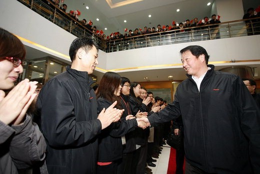 지난달 15일 하이닉스 충북 청주공장을 방문한 최태원 SK그룹 회장(오른쪽)이 임직원들의 환영을 받고 있다.