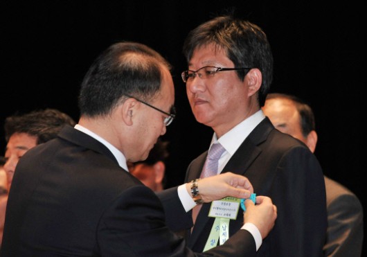 서울 삼성동 코엑스 오디토리움에서 5일 진행된 제 46회 납세자의 날 기념식에서 바이엘 머티리얼사이언스 조태휘 대표(오른쪽)가 박재완 기획재정부 장관(왼쪽)으로부터 '산업포장'을 수여 받고 있다