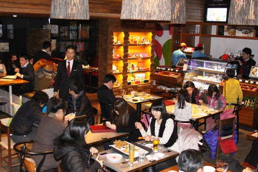 5일 서울 가락동 'bbq뉴카페' 패밀리타운점에서 고객들이 치킨메뉴를 시켜 맥주를 마시고 있다. 이곳에서는 시간대별로 나눠 스테이크, 샐러드, 다양한 음료 등 100여가지 메뉴를 제공한다.