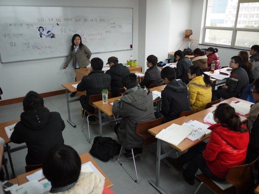 부산 동서대와 중국 중남재경정법대학이 공동으로 중국 우한에 합작으로 설립한 한중국제교육원에서 중국 대학생들이 한국어 공부를 하고 있다.