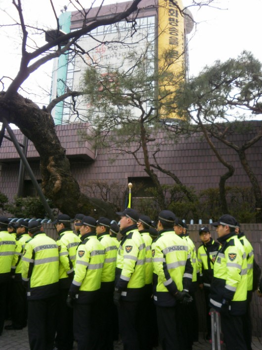 경찰이 7일 MBC 노조의 파업 속에서 문화방송 사옥 주변을 둘어싸고 있다. /사진=김경수 기자