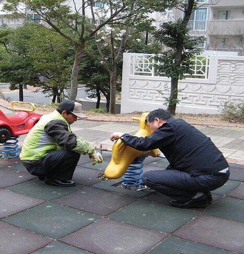 LH 실버사원들이 한 임대아파트 단지에서 어린이 놀이터의 부서진 시설물을 수리하고 있다.