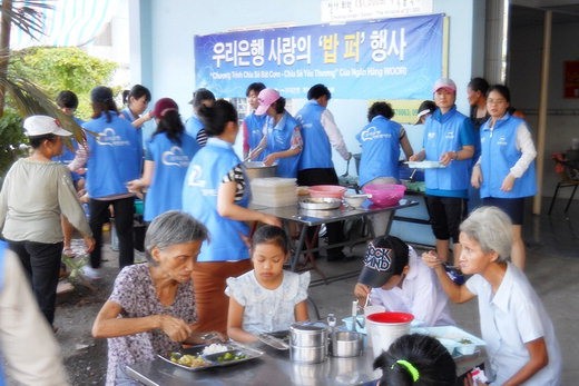 우리은행 해외봉사단이 지난 8일 베트남 호찌민에서 200여명의 불우이웃에게 무료 배식을 하는 사랑의 '밥퍼' 자원 봉사활동을 하고 있다.