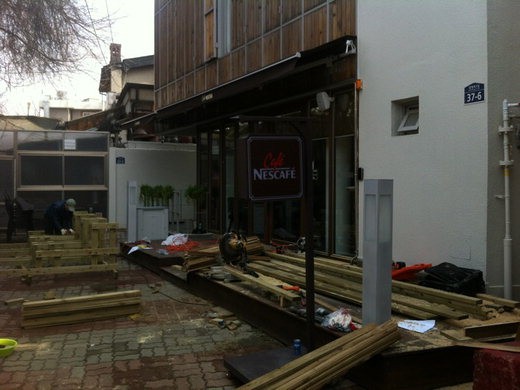 서울 삼청동에 문을 연 카페네스카페가 데크공사를 하고 있다.
