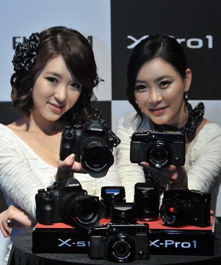 모델들이 12일 GS샵에서 정식 출시되는 후지필름의 첫 프리미엄 렌즈 교환식 미러리스 카메라 'X-Pro1'을 선보이고 있다.