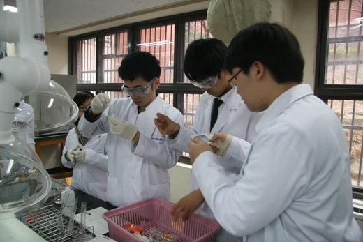 한국과학영재학교는 학생 주도 체험학습을 통한 창의력 신장에 초점을 두고 있다. 학생들이 화학실험을 하고 있다.