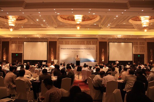'2012 동남아시아 포럼'이 22일 필리핀 수도 마닐라 샹그릴라호텔에서 파이낸셜뉴스와 코트라(KOTRA) 공동주최로 개최됐다. 이날 참석자들이 강연자의 발표를 경청하고 있다. 사진=예병정 기자