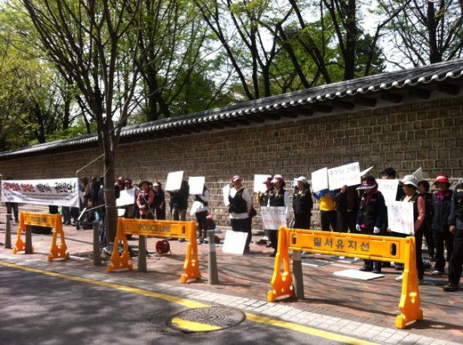 재건마을 주민들이 지난 2012년 서울시청 서소문별관 앞에서 재건마을 공영개발 계획 규탄대회를 벌인 모습 /사진=Fn DB