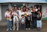 경기 용인시 처인구 백암면에 사는 김정수씨 가족. 김씨 부부와 12남매, 노모, 여동생, 며느리, 손자 등 18명이 한 지붕 아래 살고 있다