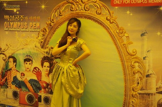 지난 2일 올림푸스한국이 서울 강남 롯데시네마에서 영화 '백설공주' 시사회를 기념해 마련한 특별 출사 이벤트를 홍보하는 모델이 포즈를 취하고 있다.