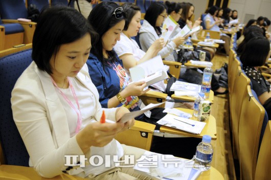 삼성생명은 지난 10일 서울 태평로 본사에서 시내 직장인 중 임산부를 대상으로 육아 정보를 제공하는 '세살마을' 특별 강연을 실시했다. 특강에 참여한 직장인 임산부들이 자료를 읽고 있다.