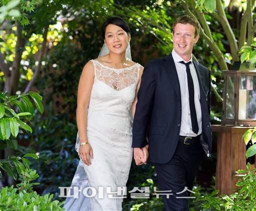 마크 저커버그 페이스북 창업자와 프리실라 챈이 19일 미국 샌프란시스코 팔로알토 자택에서 깜짝 결혼식을 올렸다.