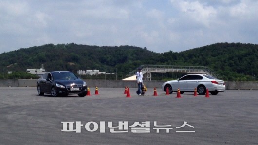 BMW 520d(오른쪽)와 비교 테스트 중인 푸조 508
