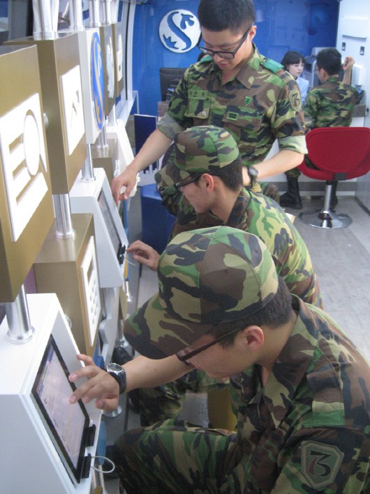 신한銀, 軍 찾아가는 이동점포 '뱅버드' 서비스 실시