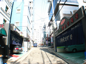 "모텔의 변신".. 외국인 관광객 숙박촌 인기