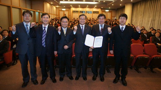 지난 2월 서울 장교동 한화 사옥에서 진행된 한화L&C의 '하모니 시즌 1' 프로그램 합의식에서 김창범 대표이사(왼쪽 네번째)와 임직원들이 협약식 후 기념촬영을 하고 있다.