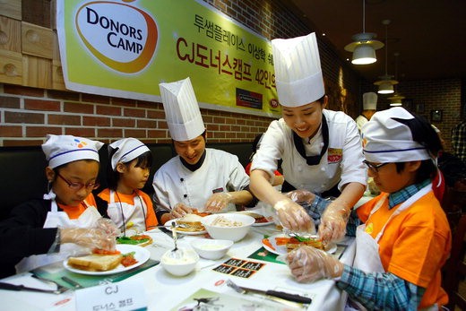 CJ도너스캠프 회원 공부방 어린이들이 서울의 한 투썸플레이스 매장에서 열린 '쿠킹클래스'에 참석, CJ푸드빌 소속 전문 셰프들의 도움을 받아 샌드위치를 만들고 있다.