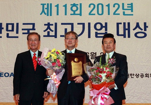 지난 20일 서울 르네상스 호텔에서 열린 '2012년 대한민국 최고기업 대상' 시상식에서 LS산전 최종웅 사장(가운데)이 기념촬영을 하고 있다.