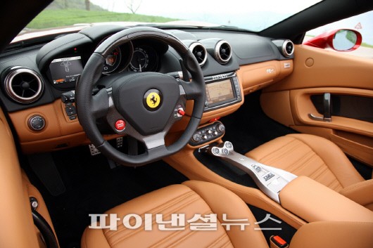 페라리 캘리포니아 30의 실내 모습.