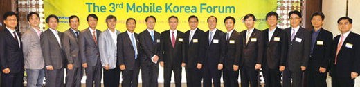'제3회 모바일 코리아 포럼'이 28일 서울 소공동 웨스틴조선호텔에서 열린 가운데 포럼에 참석한 내외 귀빈들이 기념촬영을 하고 있다. 유필계 LG U+ CR전략실 부사장, 호창성 비키 공동창업자, 김동욱 정보통신정책연구원(KISDI) 원장, 이상홍 KT파워텔 사장, 설정선 한국통신사업자연합회(KTOA) 부회장, 양유석 한국방송통신전파진흥원(KCA) 원장, 전재호 파이낸셜뉴스 회장, 조해진 새누리당 정책조정위원회 부위원장, 김형오 모바일 코리아 포럼 의장(전 국회의장), 홍성규 방송통신위원회 부위원장, 서종렬 한국인터넷진흥원(KISA
