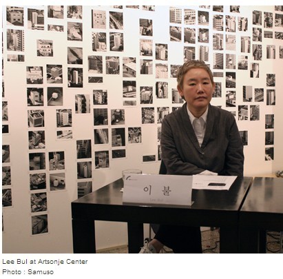 설치미술가 이불，양면 거울로 비춰 본 무한한 이미지의 순환