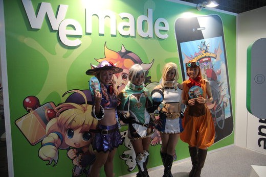 독일 게임스컴, 미국 E3와 함께 세계 3대 게임쇼로 불리는 '2012 도쿄게임쇼'가 20일 지바현 마쿠하리메세에서 개막했다. 위메이드엔터테인먼트 부스에서 모델들이 포즈를 취하고 있다.