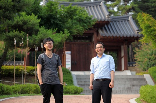 제갈현열씨(사진 왼쪽)와 김도윤씨가 모교인 대구시 달서구 신당동 계명대를 방문, '계명한학촌'을 거닐고 있다.