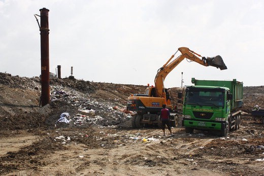 인천 서구 경서동 수도권매립지 제2매립장에서 굴착기 한 대가 쓰레기 소각재를 덤프트럭에 싣고 있다.