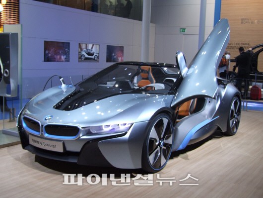 BMW가 2012 파리모터쇼에 출품한 i8 콘셉트카