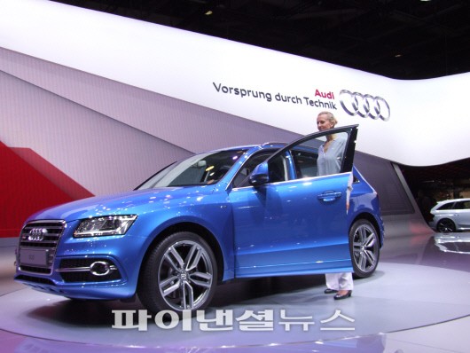 2012 파리모터쇼에서 공개된 아우디 뉴 SQ5 TDI 아우디 익스클루시브 콘셉트(New Audi SQ5 Audi exclusive concept). 뉴 아우디 SQ5 TDI는 아우디의 SUV인 Q5 시리즈 중에서도 가장 높은 모델이자 아우디의 고성능 S모델 중에서도 최초의 디젤 엔진 모델이다. 특히 이번 파리 모터쇼에서 첫 선을 보이는 '뉴 SQ5 TDI 아우디 익스클루시브 콘셉트'는 아우디의 고성능 디비전인 콰트로 GmbH에서 생산되며 2013년 1·4분기에 단 50대만 한정 생산될 예정이다.<div id='ad_body2' class='ad_center'></div> 국내 출시는 미정이다.