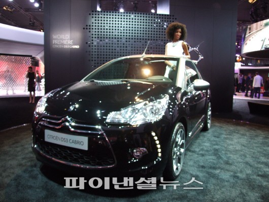 2012 파리모터쇼에 출품된 시트로앵 DS3 카브리오 차량.