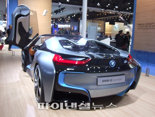 BMW가 2012 파리모터쇼에 출품한 i8 콘셉트카