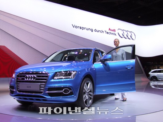 2012 파리모터쇼에서 공개된 아우디 뉴 SQ5 TDI 아우디 익스클루시브 콘셉트(New Audi SQ5 Audi exclusive concept). 뉴 아우디 SQ5 TDI는 아우디의 SUV인 Q5 시리즈 중에서도 가장 높은 모델이자 아우디의 고성능 S모델 중에서도 최초의 디젤 엔진 모델이다. 특히 이번 파리 모터쇼에서 첫 선을 보이는 '뉴 SQ5 TDI 아우디 익스클루시브 콘셉트'는 아우디의 고성능 디비전인 콰트로 GmbH에서 생산되며 2013년 1·4분기에 단 50대만 한정 생산될 예정이다. 국내 출시는 미정이다.