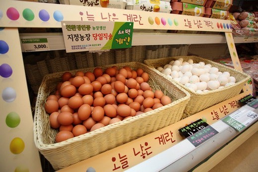 롯데슈퍼가 일부 점포를 인근 지역에서 새벽에 수확한 야채, 과일, 계란을 판매하는 근교 산지형 슈퍼마켓으로 전환하기로 했다. 롯데슈퍼는 신선도 유지를 위해 새벽에 수확한 제품을 당일에만 팔기로 했다. 최근 근교산지형 점포로 전환해 운영중인 롯데슈퍼 동두천점에서 새벽에 낳은 계란을 팔고 있다.