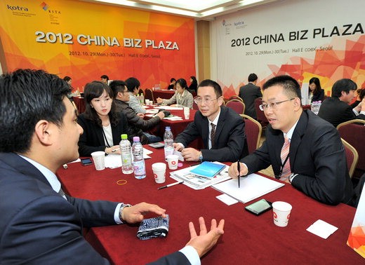 29일 서울 삼성동 코엑스에서 국내 기업의 중국 수출 부진 타개를 위한 '2012 차이나 비즈 플라자(China Biz Plaza)'가 개최됐다. 국내 기업 참가자들과 중국 바이어들이 열띤 상담을 진행하고 있다.