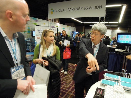 이호철 한국거래소 부이사장(오른쪽)이 '2012 시카고 파생상품엑스포'에 참가한 외국인투자가들에게 파생상품을 설명하고 있다.